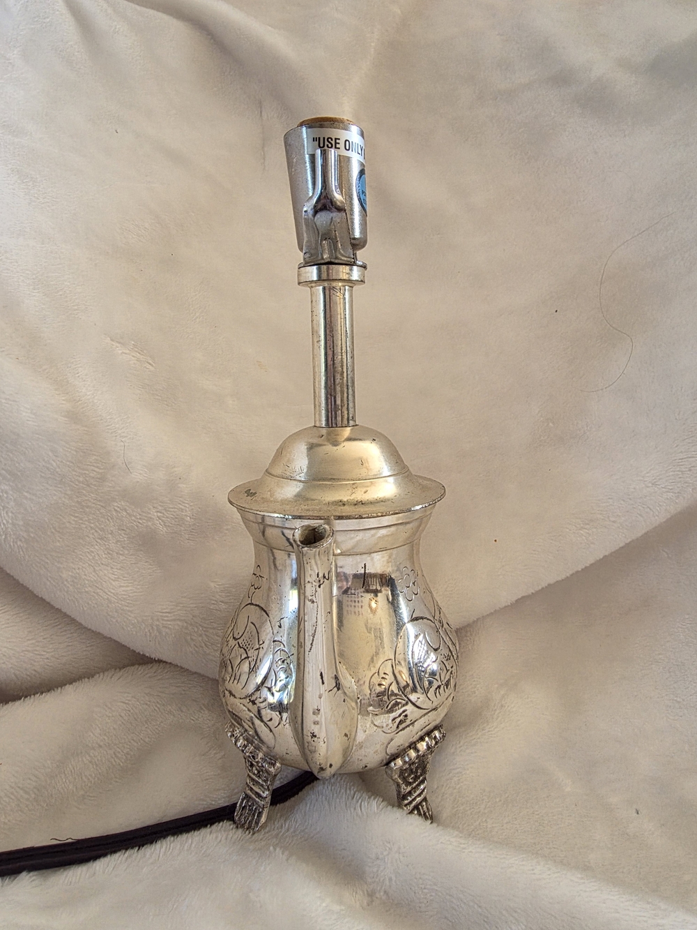 Vintage Silver Plated Teapot Lamp, Made in India, Engraved Etched Teapot Lamp - Picture 4 of 11